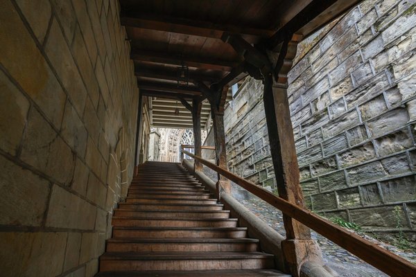 Quelles sont les considérations pour l'installation d'un escalier hélicoïdal?