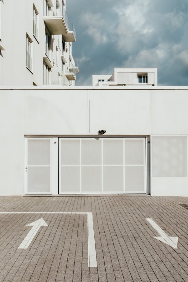 Quels sont les dispositifs les plus efficaces pour sécuriser une porte de garage contre les intrusions?