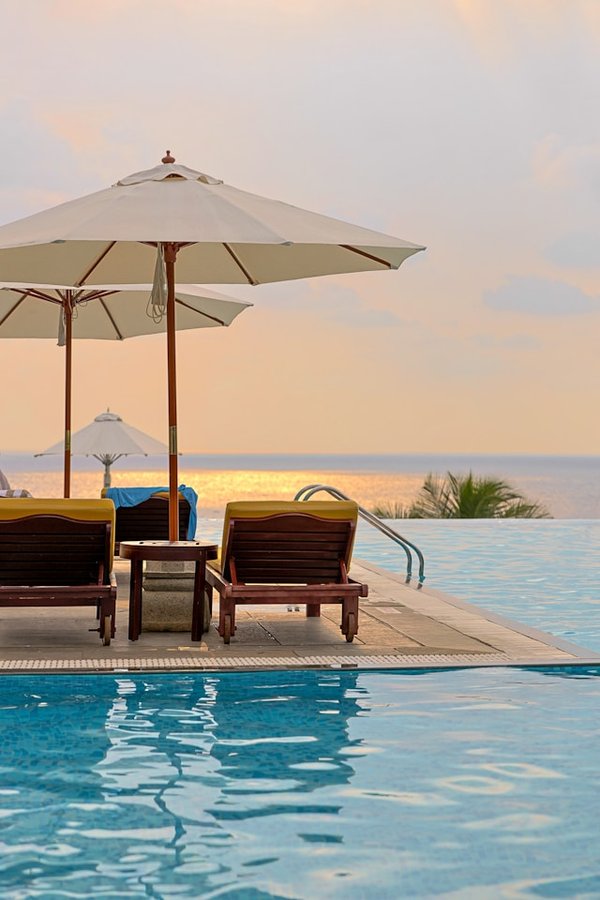 Quels sont les meilleurs revêtements antifongiques pour une piscine en zone humide?